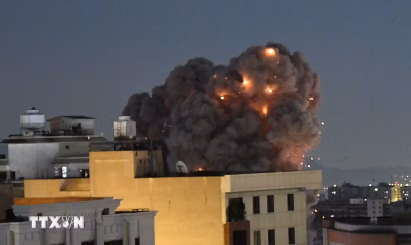Khói bốc lên từ các tòa nhà ở thủ đô Tehran, Iran sau loạt không kích từ lực lượng Mỹ-Israel, ngày 29/3/2026. (Ảnh: THX/TTXVN)