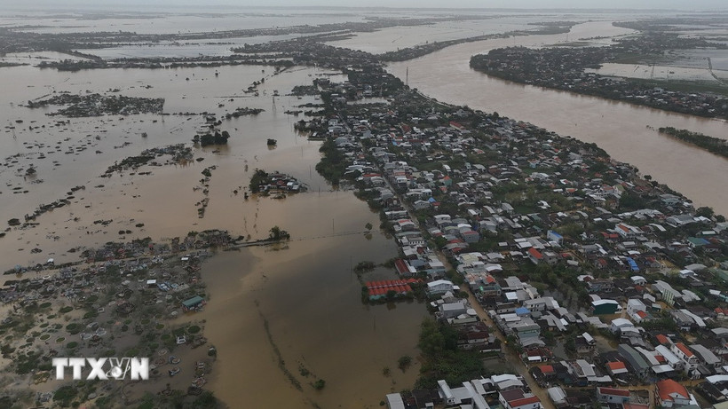 Nhiều địa bàn của thành phố Huế bị ngập sâu. (Ảnh: Mai Trang/TTXVN)
