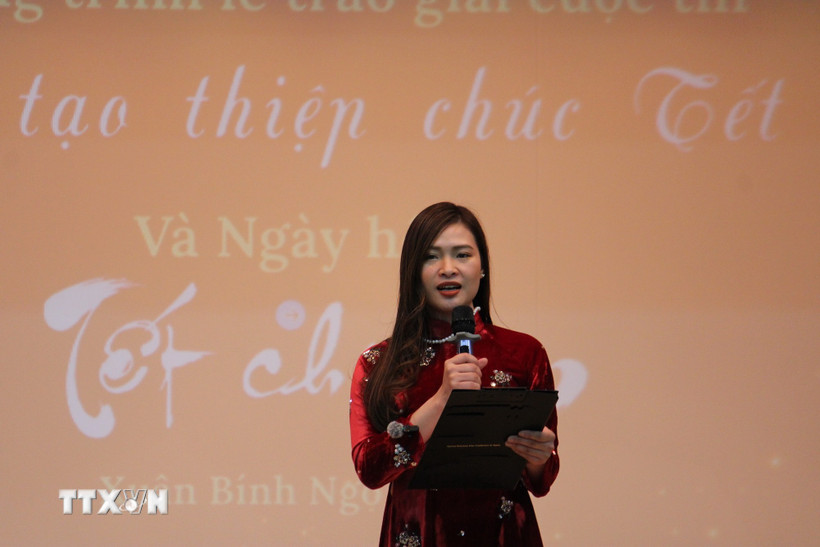 Bà Đào Thị Hương, Chủ tịch Hội Việt ngữ tại Nhật Bản phát biểu tại sự kiện. (Ảnh: Phạm Tuân/TTXVN)