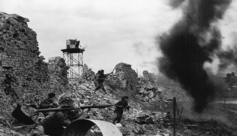 Một trận chiến bên trong thành cổ Quảng Trị, năm 1972. (Ảnh: Đoàn Công Tính)