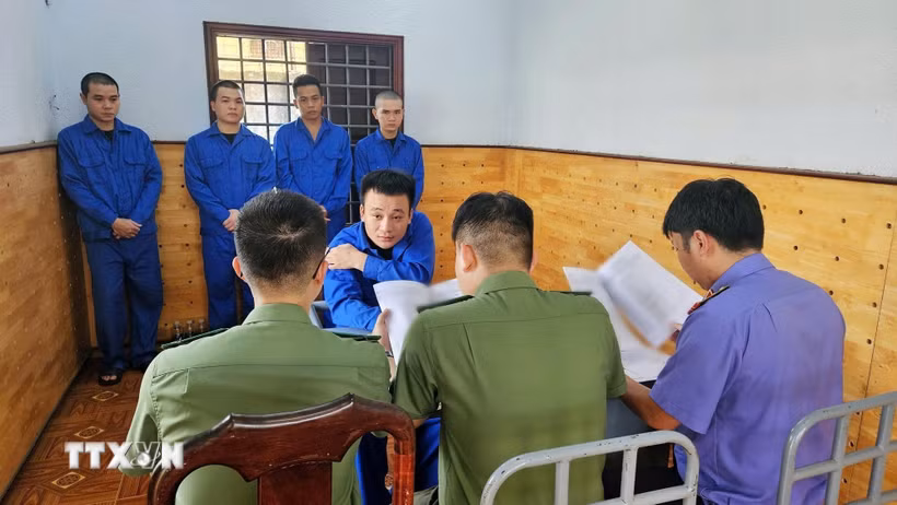 Các đối tượng tại cơ quan Công an. (Ảnh: TTXVN phát)