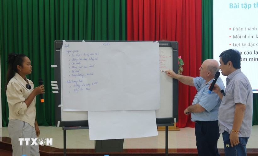 Đại biểu tham gia bài tập thực hành tại hội thảo. (Ảnh: Đức Tâm/TTXVN)