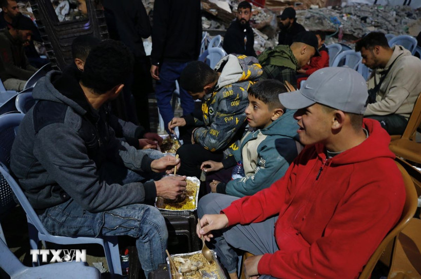 Người dân Palestine sinh sống giữa những ngôi nhà đổ nát do xung đột tại Jabalia, Dải Gaza, ngày 1/3/2025. (Ảnh: THX/TTXVN)