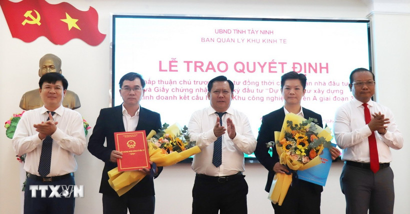 Phó Chủ tịch Ủy ban Nhân dân tỉnh Tây Ninh Huỳnh Văn Sơn trao Quyết định chấp thuận chủ trương đầu tư dự án Khu công nghiệp Xuyên Á giai đoạn 3. (Ảnh: Thanh Bình/TTXVN)