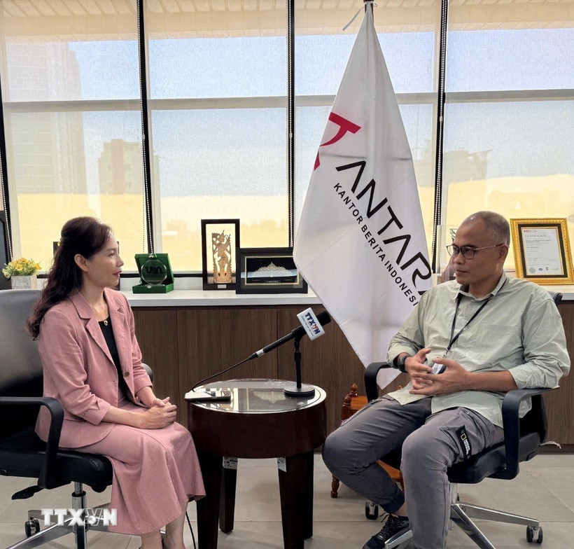 Giám đốc Tin tức của Hãng tin quốc gia Indonesia ANTARA Irfan Junaidi trả lời phỏng vấn TTXVN. (Ảnh: Minh Thái/TTXVN)