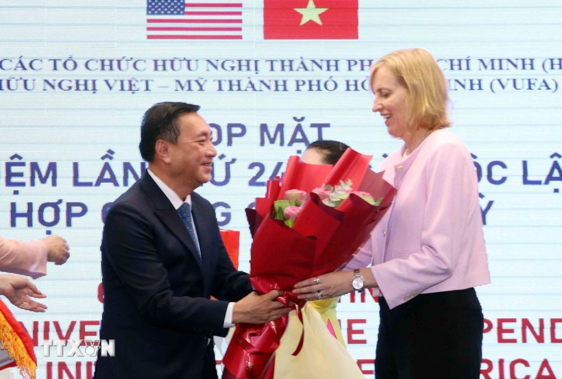 Ông Phạm Thành Kiên tặng hoa chúc mừng bà Susan Burns, Tổng lãnh sự Hoa Kỳ tại Thành phố Hồ Chí Minh. (Ảnh: Xuân Khu/TTXVN)