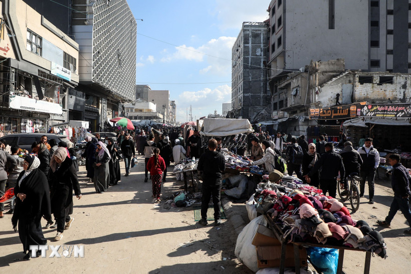 Người dân tại thành phố Gaza ngày 15/1/2026. (Ảnh: THX/TTXVN)