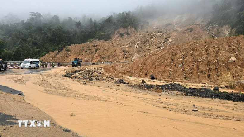 Khối lượng đất đá sạt lở trên đèo Khánh Lê (tỉnh Khánh Hòa) ước tính hàng trăm m3 phủ kín mặt đường. (Ảnh: Đặng Tuấn/TTXVN)