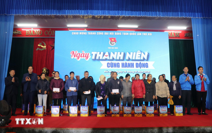 Ban tổ chức trao quà tặng quà cho người dân có hoàn cảnh khó khăn. (Ảnh: Thanh Thương/TTXVN)