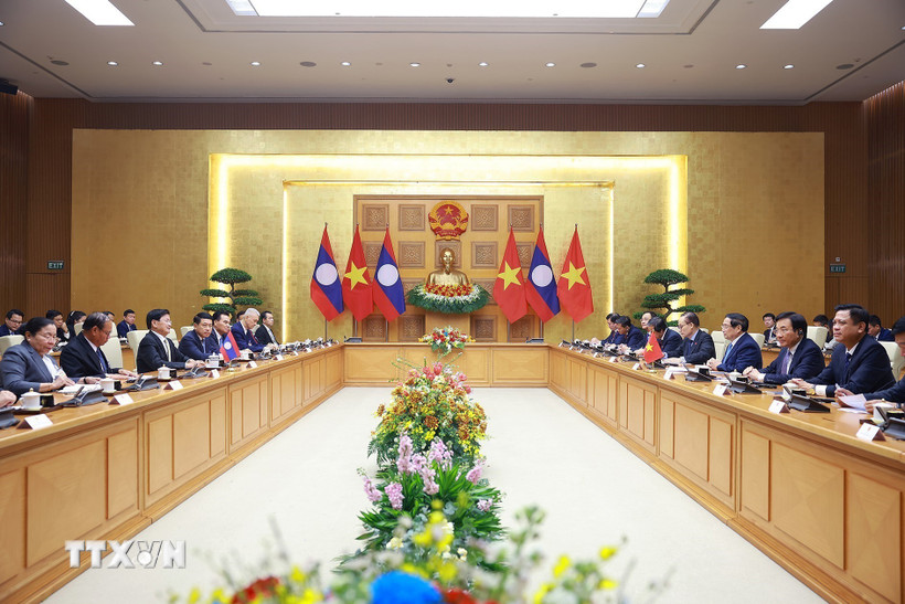 Thủ tướng Phạm Minh Chính hội kiến Tổng Bí thư, Chủ tịch nước Lào Thongloun Sisoulith. (Ảnh: Dương Giang/TTXVN)