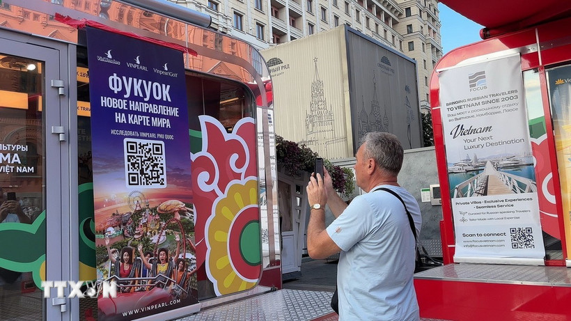 Du khách tìm hiểu thông tin du lịch tại sự kiện. (Ảnh: Tâm Hằng/TTXVN)