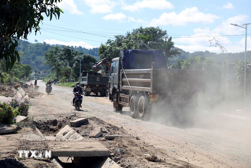 Sửa chữa 1 đoạn của Quốc lộ 28 qua xã Quảng Phú, huyện Krông Nô, tỉnh Đắk Nông vào tháng 8/2024. (Ảnh: TTXVN phát)