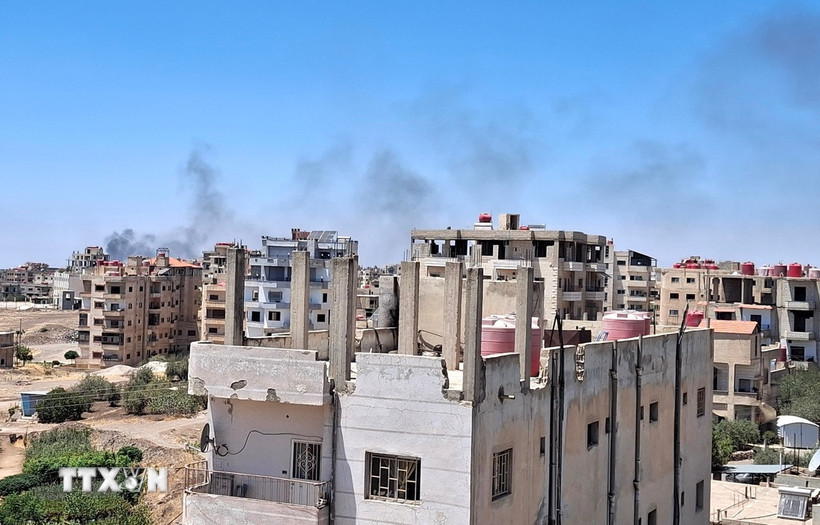 Israel tấn công trụ sở quân đội Syria ở thủ đô Damascus Khói bốc lên sau các cuộc không kích của Israel xuống thành phố Sweida, miền Nam Syria ngày 15/7/2025. (Ảnh: THX/TTXVN)