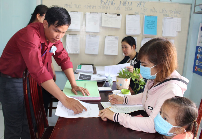 Thực hiện thủ tục hành chính tại bộ phận một cửa của cơ quan nhà nước trên địa bàn huyện Mộc Hóa. (Ảnh: Cổng Thông tin Điện tử tỉnh Long An)