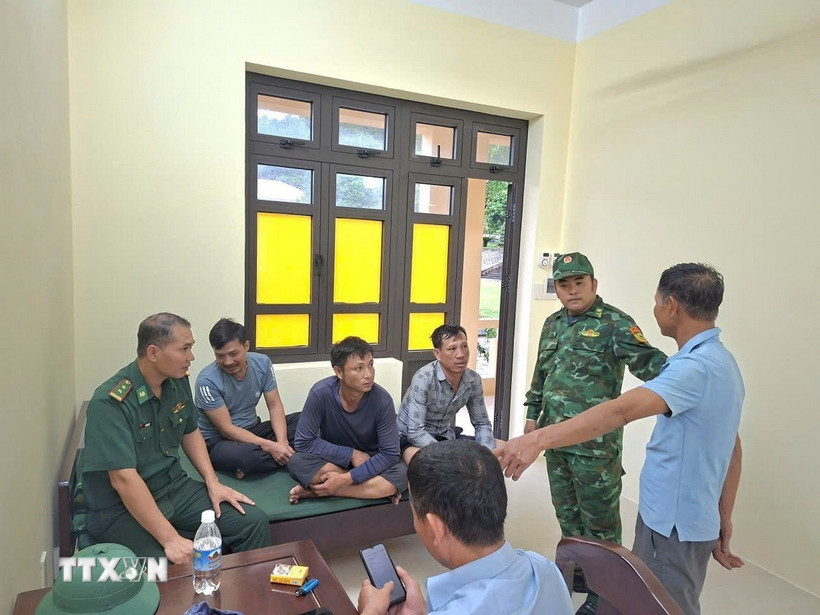 10 thuyền viên được Đồn Biên phòng Đảo Trần (Quảng Ninh) chăm sóc sức khỏe. (Ảnh: TTXVN phát)