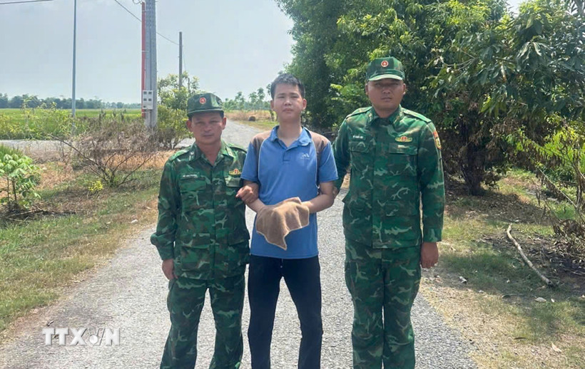 Đối tượng Nguyễn Mạnh Dư (đối tượng bị truy nã) bị Đồn Biên phòng Cửa khẩu Quốc tế Mộc Bài bắt giữ khi đang nhập cảnh trái phép. (Ảnh: TTXVN phát)