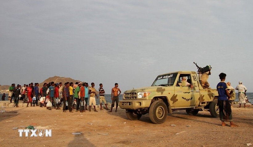 Người di cư chờ lên tàu ở cảng Aden, Yemen để trở về Somalia, sau khi bị trục xuất. (Ảnh: Getty Images/TTXVN)