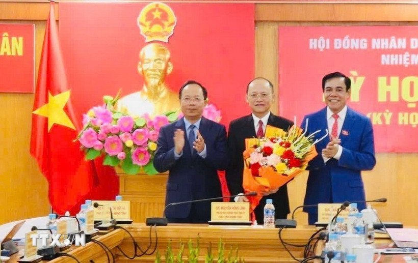 Bí thư Tỉnh ủy Nguyễn Duy Lâm và Chủ tịch UBND tỉnh Võ Trọng Hải tặng hoa chúc mừng tân Chủ tịch Hội đồng Nhân dân tỉnh Nguyễn Hồng Lĩnh. (Ảnh: TTXVN phát)