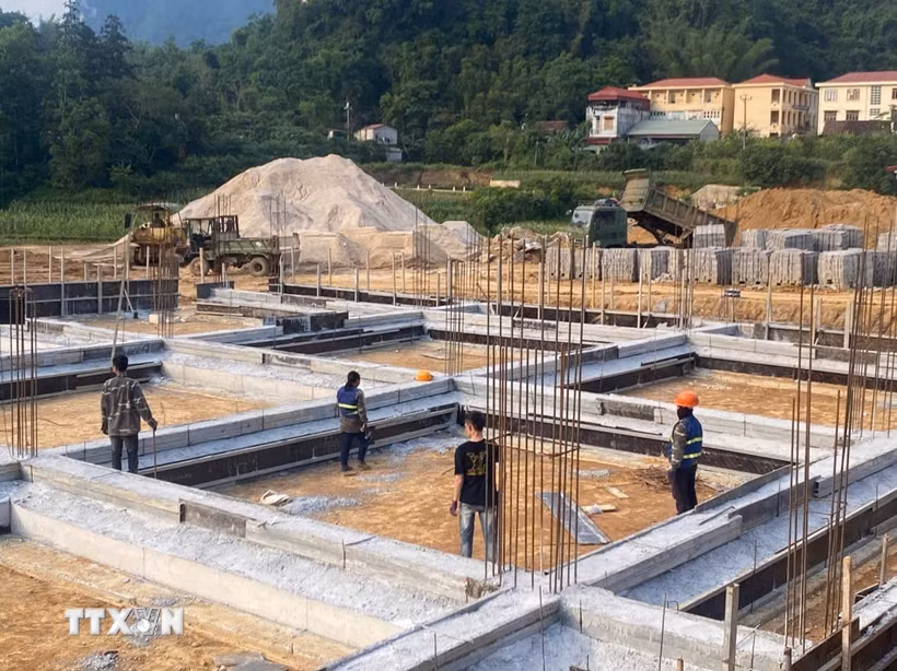 Nhà thầu đang khẩn trương đẩy mạnh tiến độ thi công công trình Trường Nội trú liên cấp xã Trà Lĩnh Hạ Lang. (Ảnh: Quốc Đạt/TTXVN)