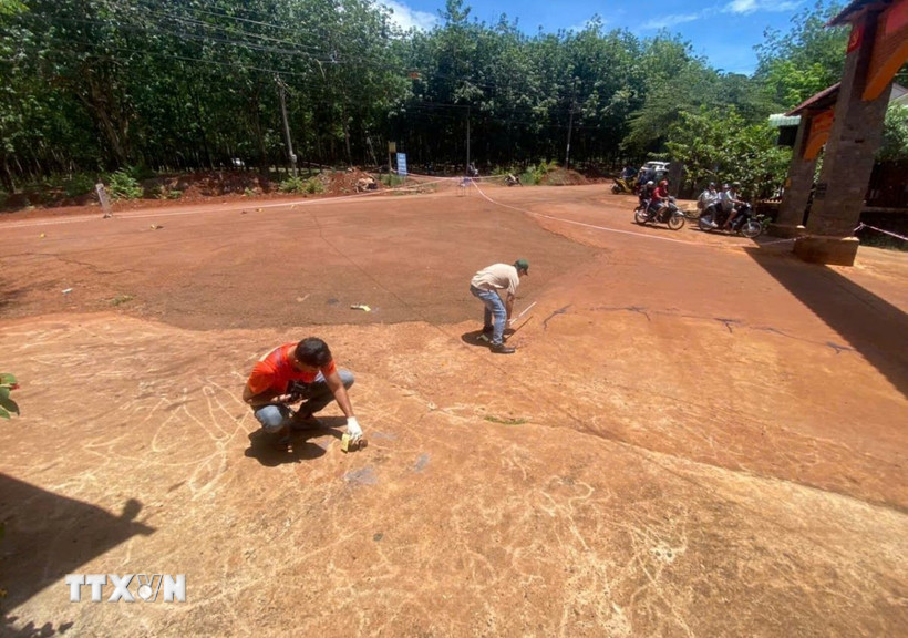 Cảnh sát khám nghiệm hiện trường vụ án. (Ảnh: TTXVN phát)