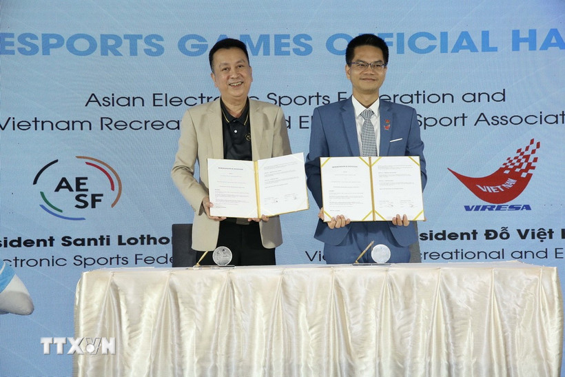 Ông Santi Lothong, Chủ tịch Liên đoàn Thể thao điện tử châu Á (trái) và ông ông Đỗ Việt Hùng - Chủ tịch Hội Thể thao điện tử giải trí Việt Nam tại lễ ký kết Biên bản ghi nhớ hợp tác. (Ảnh: TTXVN phát)