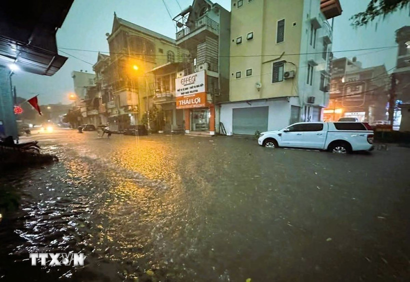 Mưa lớn gây ngập úng cục bộ trên Quốc lộ 48 qua địa bàn tại thị xã Thái Hòa (Nghệ An). (Ảnh: TTXVN phát)