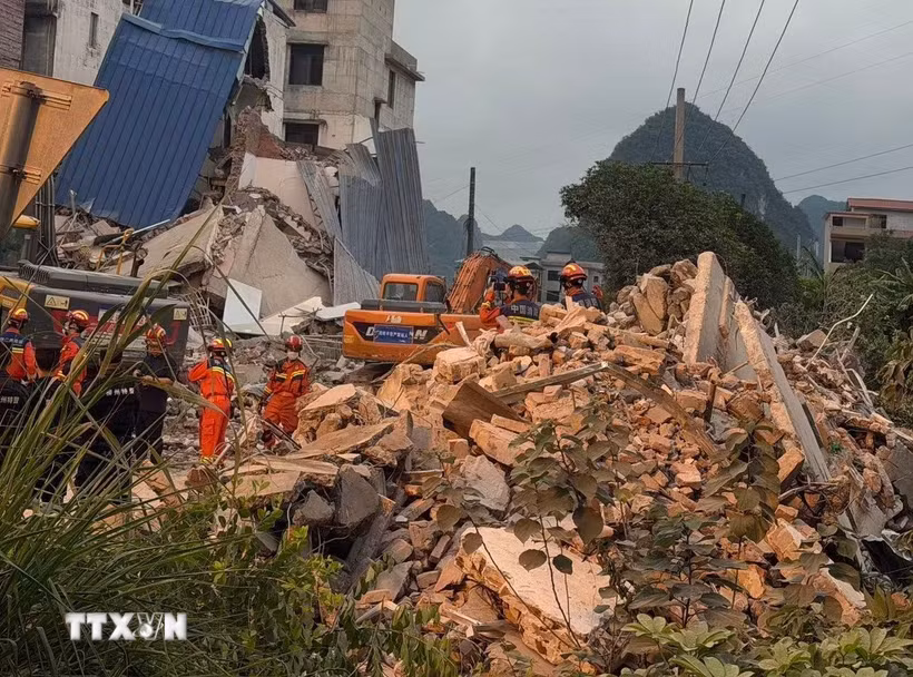 Lực lượng cứu hộ tìm kiếm nạn nhân tại hiện trường động đất ở Khu tự trị dân tộc Choang Quảng Tây, Trung Quốc ngày 18/5/2026. (Ảnh: THX/TTXVN)