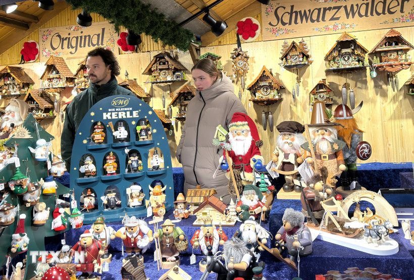 Gian hàng bày bán đồ thủ công và trang trí Giáng sinh mang phong cách Đức truyền thống tại Christkindlmarket. (Ảnh: Ngọc Quang/TTXVN)
