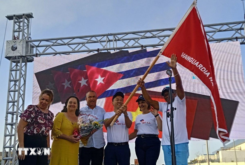 Doanh nghiệp 100% vốn Việt Nam Thai Binh Global nhận cờ thi đua. (Ảnh: TTXVN phát).