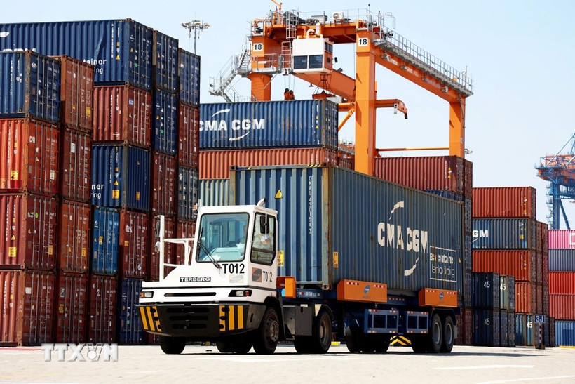 Xe chở container hàng xuất nhập khẩu hoạt động tại cảng quốc tế Gemalink, thị xã Phú Mỹ, tỉnh Bà Rịa-Vũng Tàu. (Ảnh: Hồng Đạt/TTXVN)