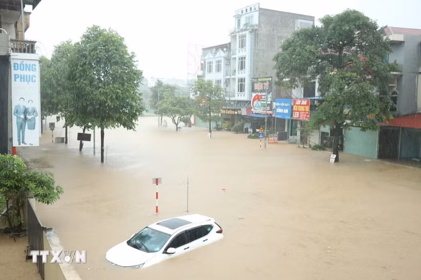 Mưa lớn gây ngập lụt tại phường Phan Đình Phùng, tỉnh Thái Nguyên. (Ảnh: Quân Trang/TTXVN)