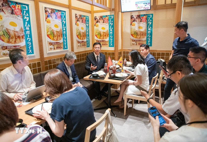 Đại sứ Việt Nam tại Nhật Bản Phạm Quang Hiệu giới thiệu với truyền thông Nhật Bản món cơm tấm Việt Nam. (Ảnh: Xuân Giao/TTXVN)