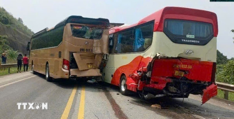 Vụ tai nạn liên hoàn giữa 4 xe, trong đó có 2 xe ôtô khách. (Ảnh: TTXVN phát)