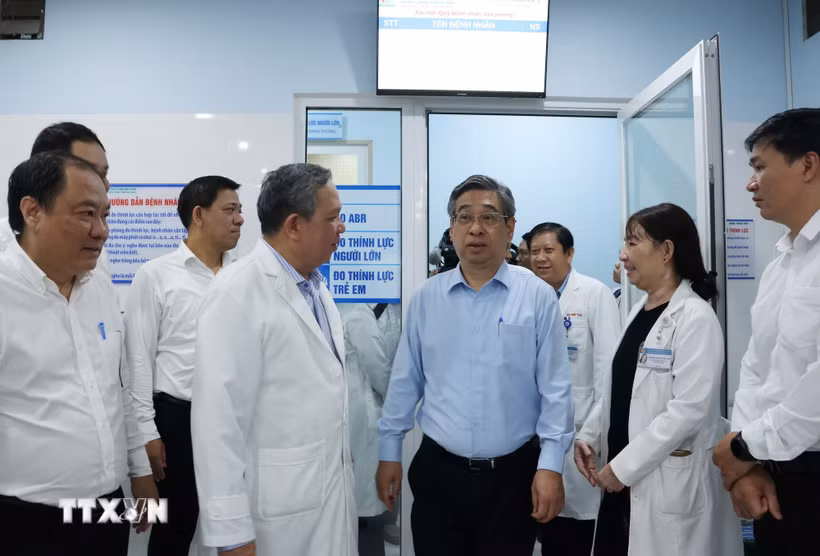 Lãnh đạo Thành ủy Thành phố Hồ Chí Minh, Sở Y tế khảo sát thực tế việc tiếp nhận, sử dụng trụ sở dôi dư của Bệnh viện Tai Mũi Họng. (Ảnh: Đinh Hằng/TTXVN)