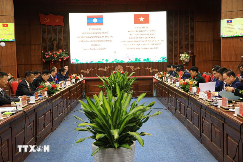 Quang cảnh buổi làm việc giữa Đoàn công tác và lãnh đạo tỉnh Điện Biên. (Ảnh: Phan Quân/TTXVN)