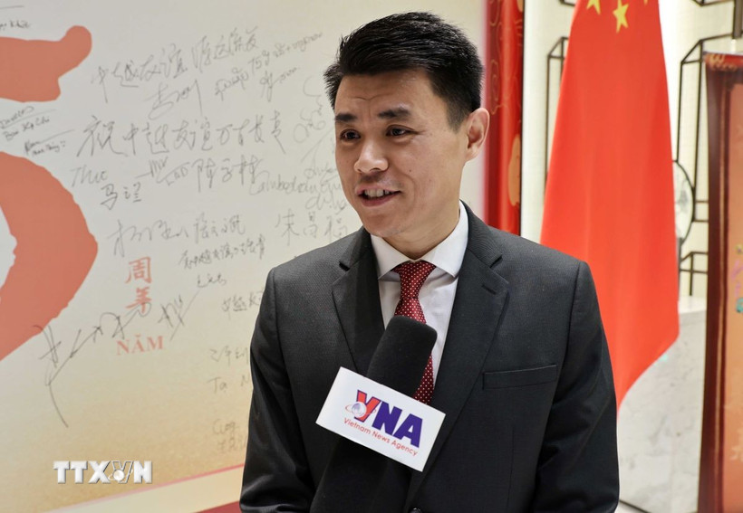 Ông Ngụy Vi, chuyên gia nghiên cứu về Việt Nam trả lời phỏng vấn phóng viên TTXVN tại Trung Quốc nhân dịp kỷ niệm 95 năm ngày thành lập Đảng Cộng sản Việt Nam. (Ảnh: Công Tuyên/TTXVN)