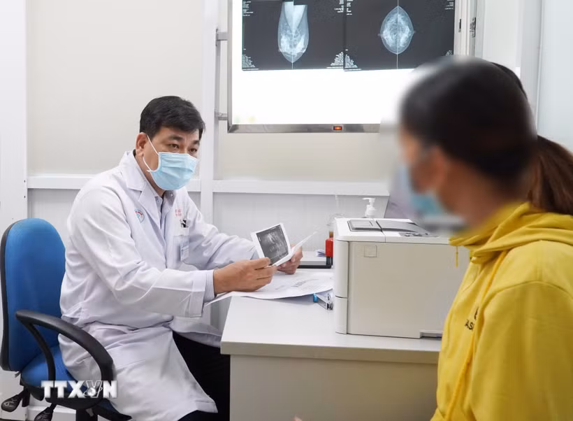 Bác sỹ Bệnh viện Chợ Rẫy Thành phố Hồ Chí Minh khám cho người bệnh. (Ảnh: TTXVN phát)
