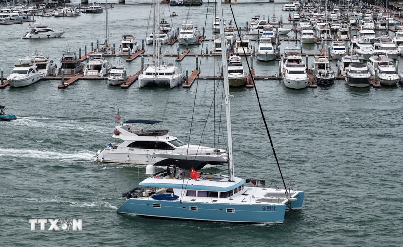 Tàu thuyền trở về nơi tránh trú bão ở thành phố Tam Á, đảo Hải Nam, Trung Quốc ngày 23/8/2025. (Ảnh: THX/TTXVN)