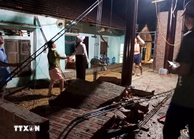 Tại xã Thành Bình Thọ dông lốc, mưa đá lớn làm tốc mái, hư hỏng 193 nhà dân, 1 nhà văn hóa thôn ước tính hơn 6 tỷ đồng. (Ảnh: TTXVN phát)