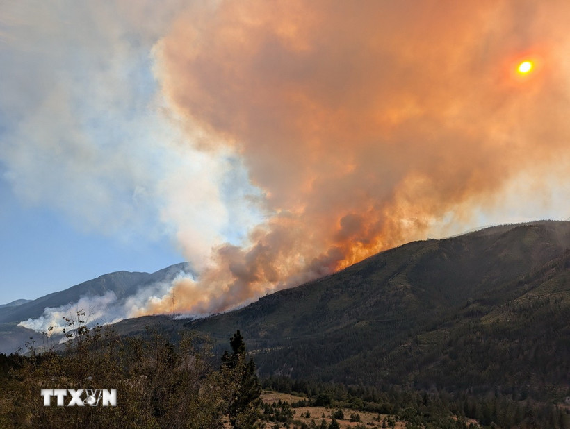 Khói bốc lên từ đám cháy rừng ở British Columbia, Canada. (Ảnh: THX/TTXVN)