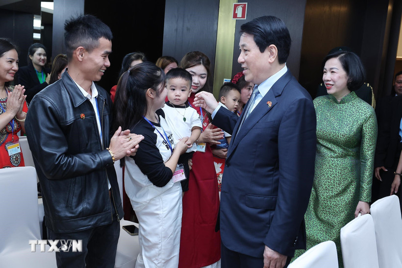 Chủ tịch nước Lương Cường và Phu nhân với đại diện cộng đồng người Việt Nam tại Angola. (Ảnh: Lâm Khánh/TTXVN)