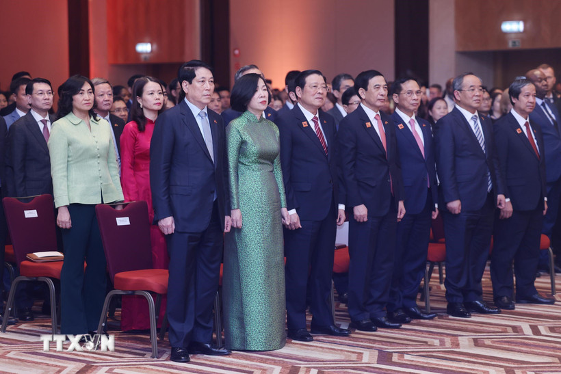 Chủ tịch nước Lương Cường và Phu nhân cùng đoàn đại biểu cấp cao Việt Nam chào cờ. (Ảnh: Lâm Khánh/TTXVN)