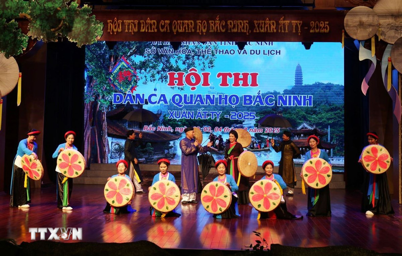 Tiết mục dự thi nội dung ca nhạc sân khấu quan họ. (Ảnh: Thái Hùng/TTXVN)