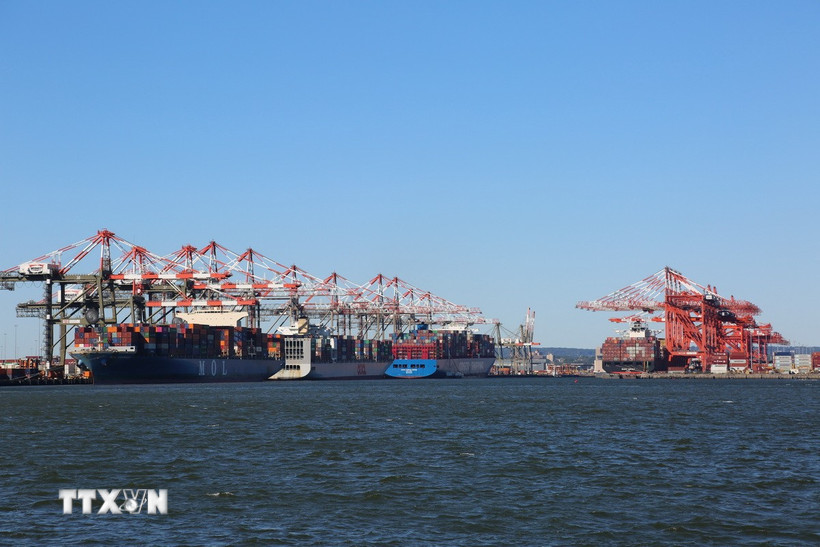 Quang cảnh cảng hàng hóa tại Bayonne, New Jersey, Mỹ. (Ảnh: THX/TTXVN)