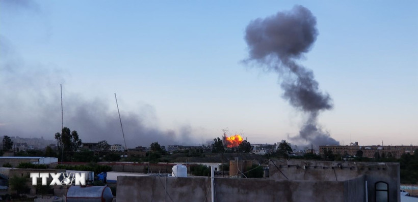 Khói bốc lên sau cuộc không kích nhằm vào các vị trí của lực lượng Houthi ở Sanaa, Yemen. (Ảnh: THX/TTXVN)