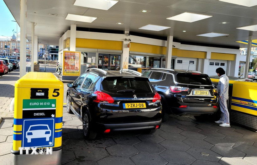 Bơm xăng cho phương tiện tại trạm xăng ở La Hay, Hà Lan. (Ảnh: THX/TTXVN)