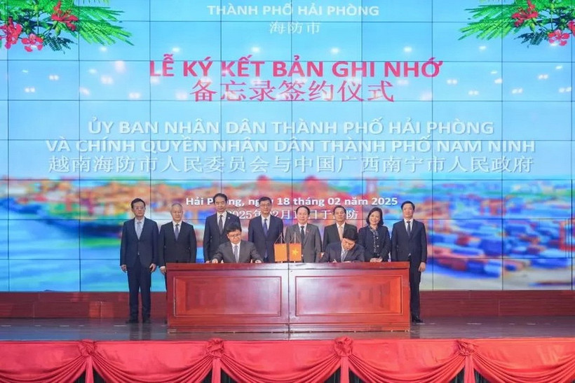 Các đồng chí lãnh đạo thành phố Hải Phòng và lãnh đạo Khu tự trị dân tộc Choang, Quảng Tây, Trung Quốc chứng kiến lễ ký kết bản ghi nhớ về kế hoạch giao lưu hợp tác năm 2025 giữa Ủy ban Nhân dân thành phố Hải Phòng và chính quyền nhân dân thành phố Nam Ninh. (Ảnh: Báo An ninh Hải Phòng)