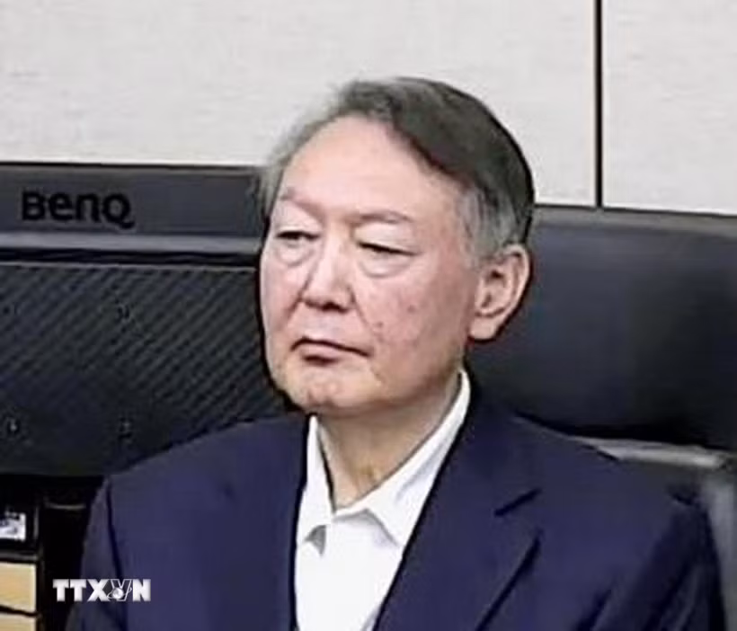 Cựu Tổng thống Hàn Quốc Yoon Suk Yeol tại Tòa án quận trung tâm Seoul ngày 16/1/2026. (Ảnh: Kyodo/TTXVN phát)