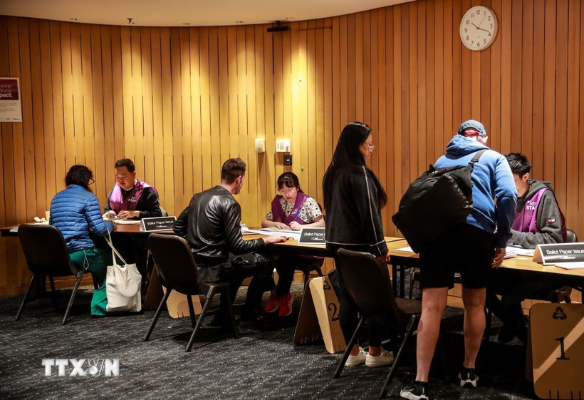 Cử tri Australia đăng ký bỏ phiếu bầu cử liên bang tại Sydney, ngày 3/5/2025. (Ảnh: THX/TTXVN)