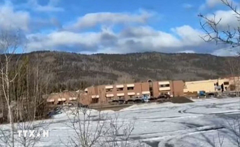 Trường Trung học Tumbler Ridge ở tỉnh bang British Columbia, Canada, nơi xảy ra vụ xả súng, ngày 10/2/2026. (Ảnh: Le Monde/TTXVN)